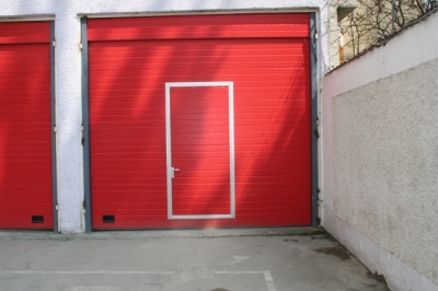USI DE GARAJ SECTIONALE REZIDENTIALE ACTIONARE MANUALA CU MANER