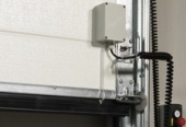 USI DE GARAJ SECTIONALE INDUSTRIALE ACTIONARE ELECTRICA CU MOTOR AXIAL, PANOU DE COMANDA SI MUCHIE S